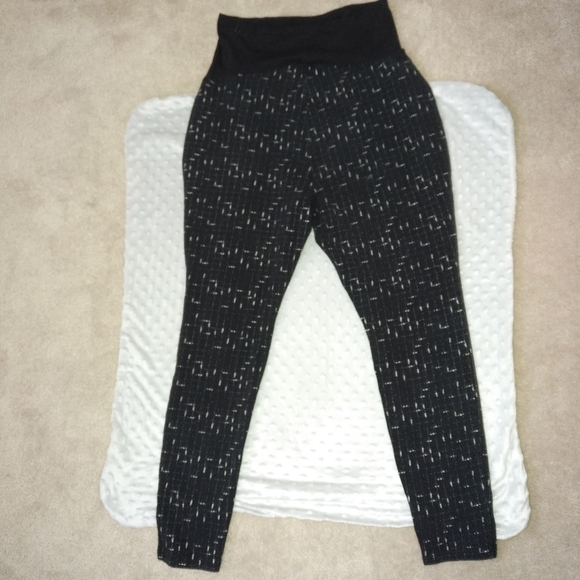 Old Navy Maternity | Checked Leggings | Large - Picture 9 of 16